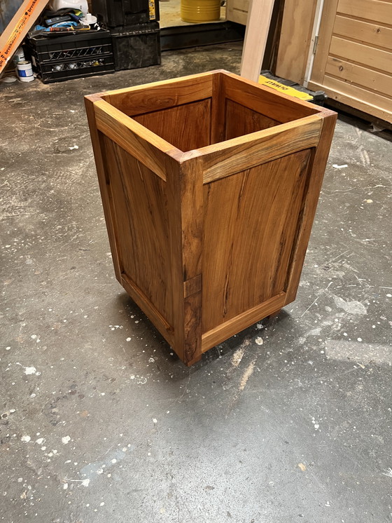 Image 1 of Plantador