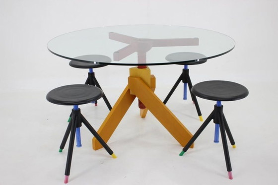 Image 1 of Italiaanse postmoderne verstelbare eettafel met schroefpoten en vier krukken in de stijl van Vico Magistretti, jaren 70.