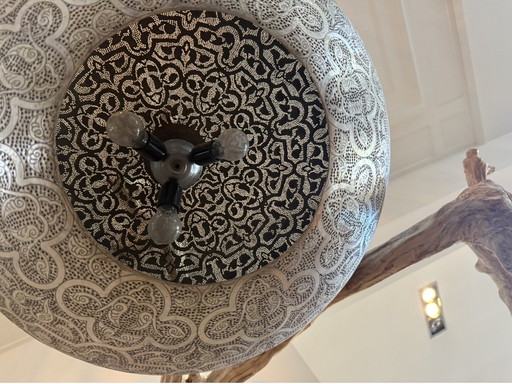 Marokkaanse hanglamp met een metalen opengewerkt design
