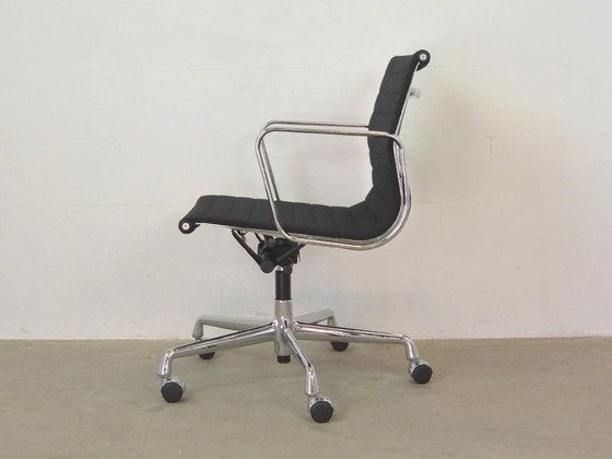 Sedia da ufficio Vitra Ea 117, Charles Eames – Sedie girevoli, Alluminio (photo 5 of 10)