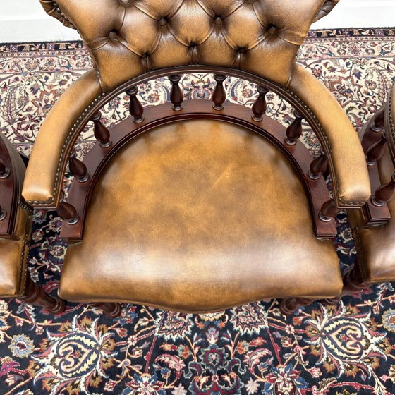 Ensemble de chaises Chesterfield classiques anglaises Springvale, Chaises de salle à manger, Cuir, Bois (photo 7 sur 16)