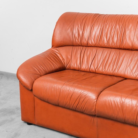 Image 1 of DIVANO VINTAGE A 3 POSTI IN PELLE DESIGN ANNI ’70 MODERNARIATO