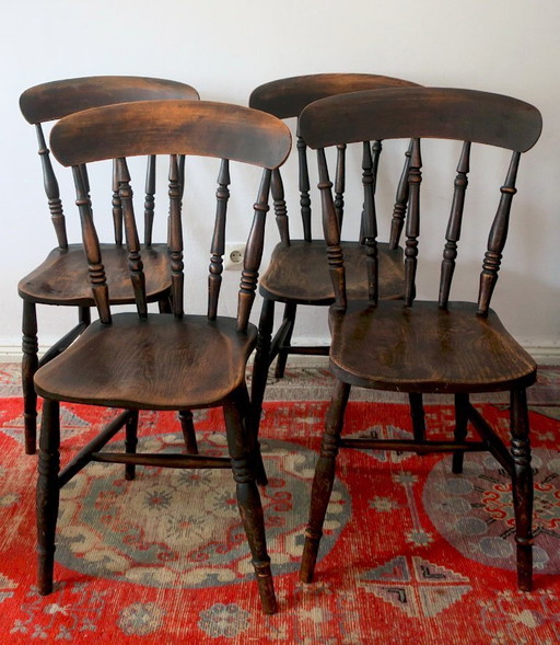 Ensemble ancien de 4 chaises de salle à manger de style campagnard en chêne patiné, XIXe siècle