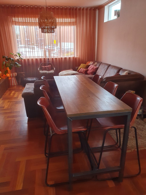 Industriële eettafel en stoelen / bartafel en barkrukken