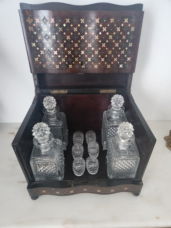 Image 1 of Preciosa caja de licores estilo Napoleón III con incrustaciones de nácar y latón.