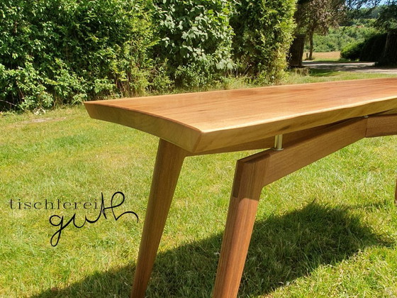 Image 1 of Couchtisch Nussbaum mit Messingeinlage Schwebende Platte Baumkante exklusive Maserung