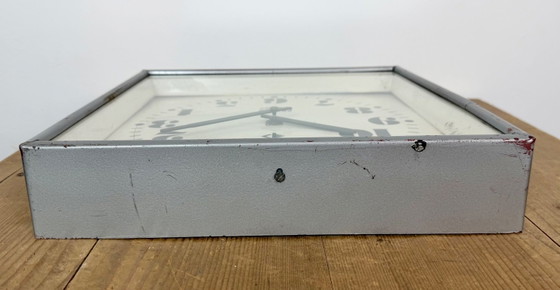 Grijze industriële vierkante wandklok van Rodopa Chepelare, jaren 60. – Klokken, Glass, Iron (photo 14 of 20)