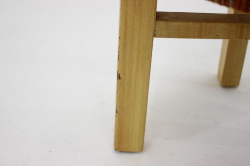 Sgabello rotondo cecoslovacco degli anni '60, stile metà secolo, rivestito in tessuto a righe.