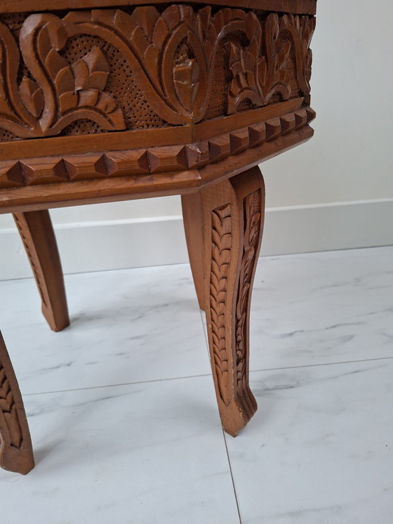 Image 1 of Mesa auxiliar con refinado tallado de madera.