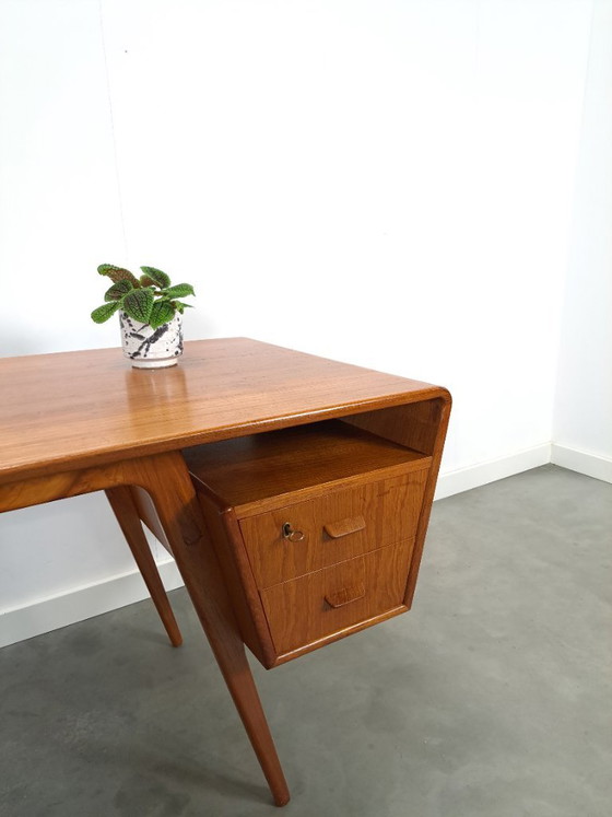 Image 1 of Teak vrijstaand partner bureau met schuine vormen, lades en extra uitschuifbaar werkblad