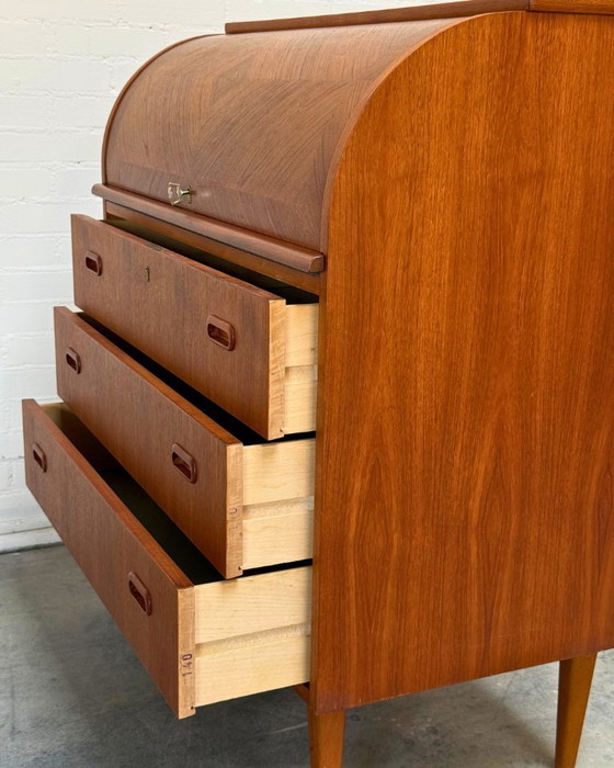 Image 1 of Toegeschreven aan Egon Ostergaard – Deense teakhouten secretaire met roldeksel, jaren 1960