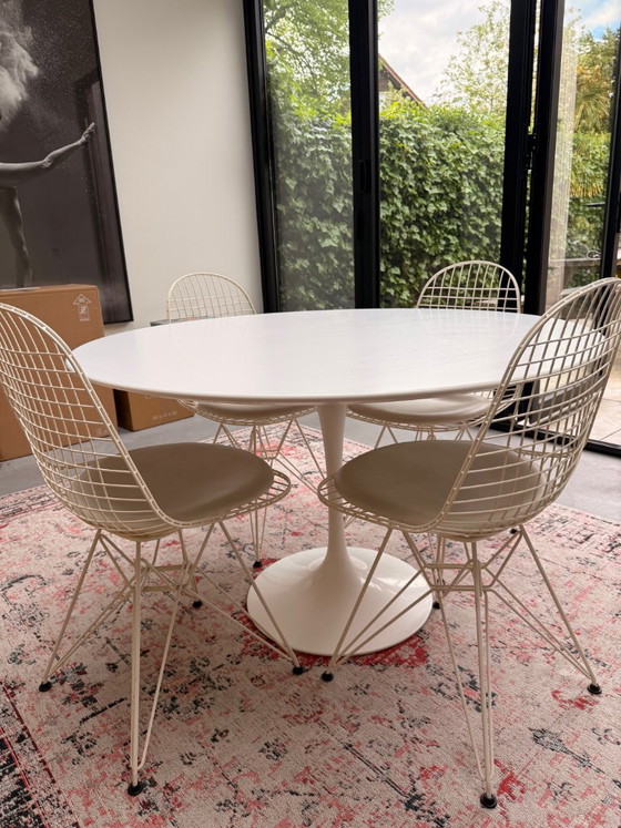 Knoll Tulip table Ø120 (Saarinen) + 4 Eames Wire Chairs, like new, Dining set, Metal, Aluminium, White (photo 6 of 9)