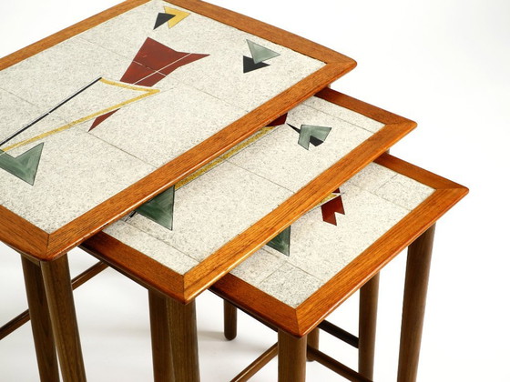 Image 1 of Originale set di 3 tavolini da nido in teak del Mid Century Modern con superfici in formica colorata