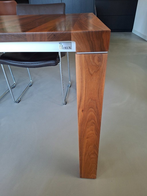 Table à manger Leolux Vivre avec 6 chaises Talos.