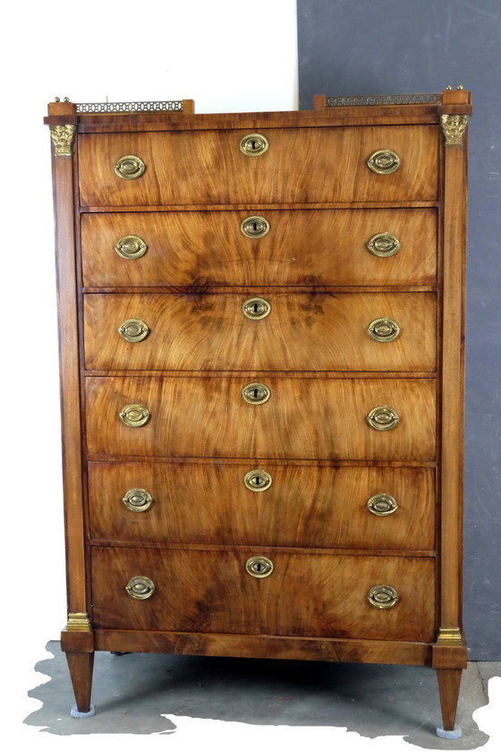 Image 1 of elegante chiffonnière Luis XVI de alrededor de 1795.