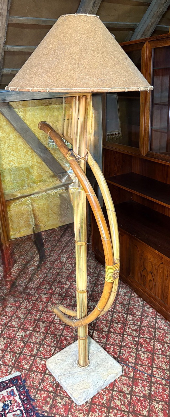 Image 1 of Italiaanse tafellamp van bamboe en steen in mid-century modern stijl – circa 1960-1970. Een prachtige Italiaanse tafellamp van b