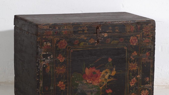Malle chinoise ancienne peinte en bois de pin – Chine, circa 1900 – Armoires de rangement, Iron (photo 3 of 40)