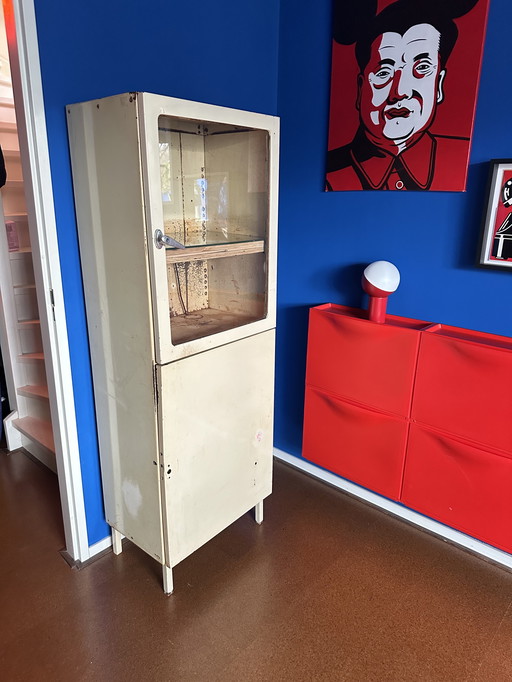 Vintage-Industrie-Apothekenschrank / Vitrine