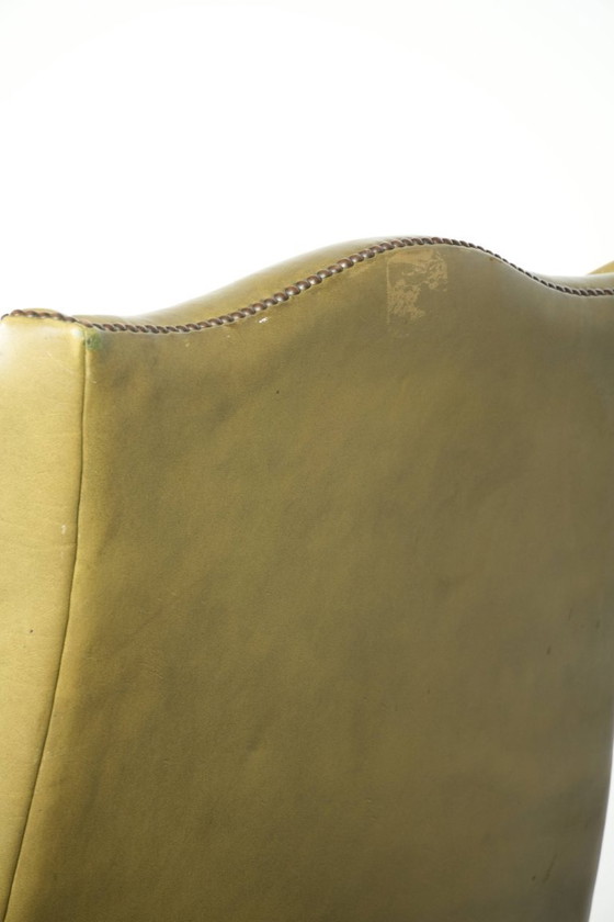 Image 1 of Fauteuil à oreilles ancien et élégant en cuir de vachette vert, de style classique de maison de campagne anglaise.