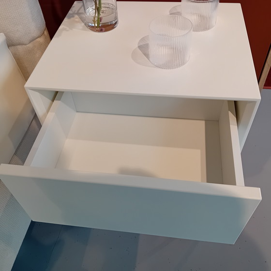 Image 1 of Mesita de noche Auping Pixel, color blanco puro.