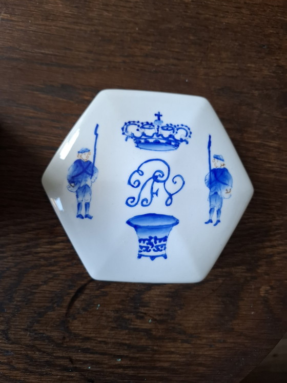 Vaso esagonale in porcellana Wong Lee – Oggetti decorativi, Porcelain (photo 2 of 7)