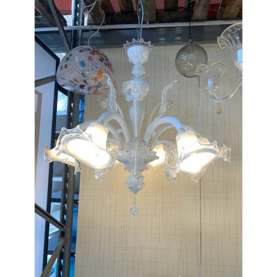 Image 1 of Lampadario in vetro veneziano in stile Murano trasparente e bianco latte con dettagli floreali e fogliacei
