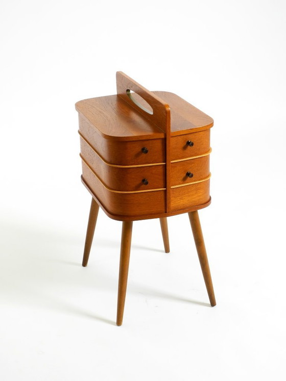 Image 1 of Prachtige originele teakhouten naaidoos uit het midden van de 20e eeuw met scharnierende vakken.