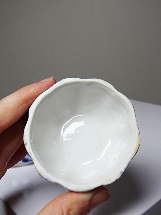 Image 1 of Pequeño joyero antiguo de porcelana china azul y blanca pintado a mano.