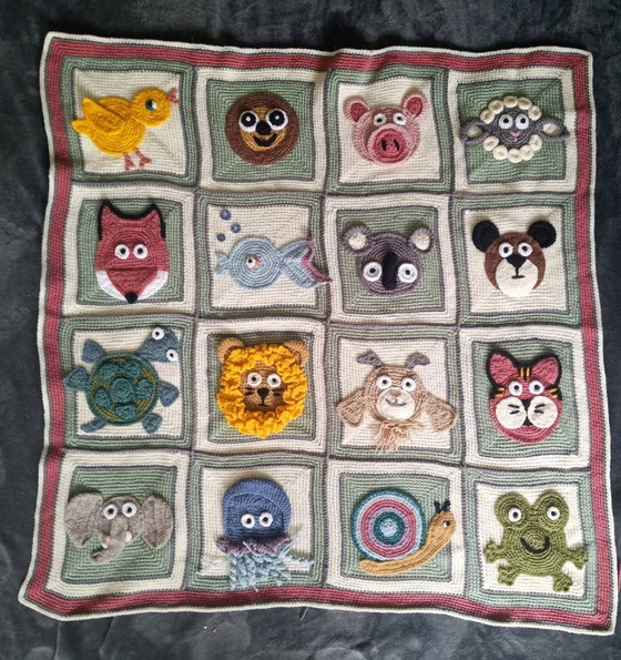 Image 1 of Handgemaakte Gehaakte Dieren Deken 16 vierkantjes