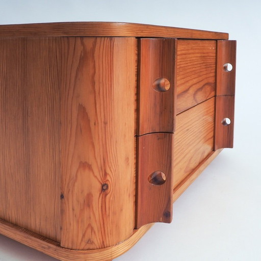 Armario de madera de pino Aran de Jordi Vilanova i Bosch