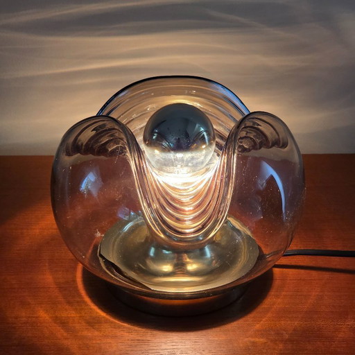 Vintage Space Age tafellamp – Peill & Putzler “Wave” / “Futura” – 1970s Duitsland – Rookglas en Metaal – Ø 22 cm. Space Age