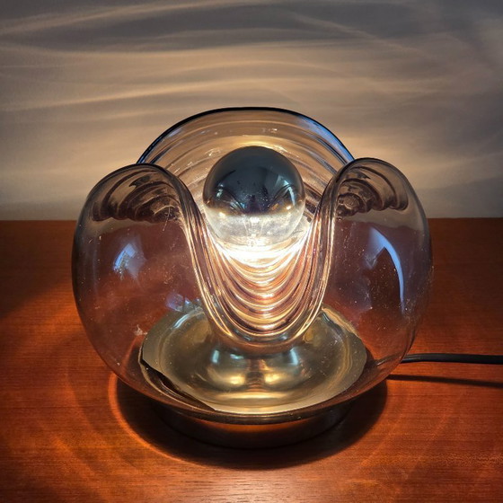 Image 1 of Vintage Space Age tafellamp – Peill & Putzler “Wave” / “Futura” – 1970s Duitsland – Rookglas en Metaal – Ø 22 cm. Space Age