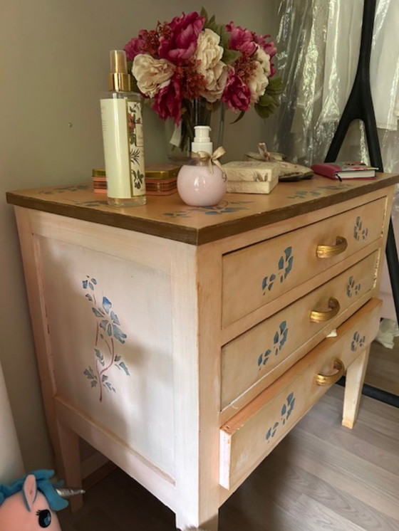 Image 1 of Set vintage dipinto a mano - cassettiera e vetrina - romantico e unico