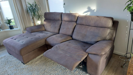 Sofá lounge con sillón reclinable.