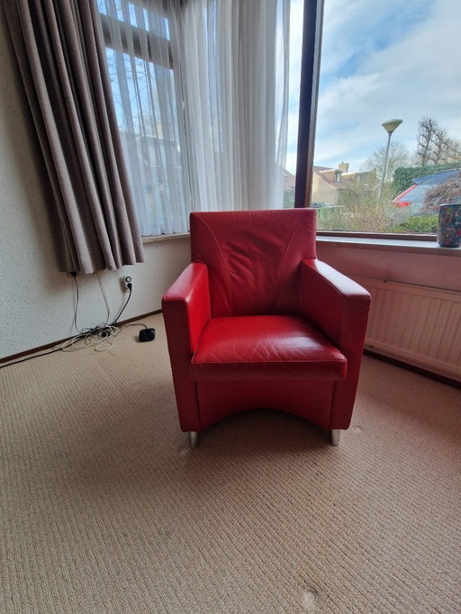 Dos sillones de diseño Leolux: comodidad y carácter en cuero rojo