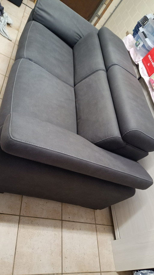 Ruime 3-Zitsofa In Zwart — Verstelbare Arm- En Hoofdsteunen – 3 5 zitsbanken, Plastic (photo 2 of 7)