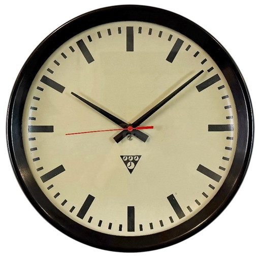 Industriële bruine bakelieten fabriekswandklok van Pragotron, jaren 60