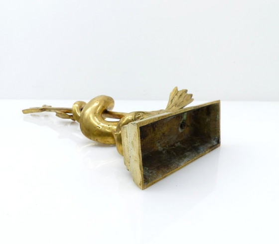 Grand cale-porte dauphin au trident de Neptune en laiton patiné – Europe, XXe siècle – Objets déco, Brass (photo 7 of 7)