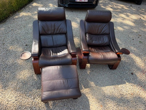 Vintage Lounge Zetels, 2 Zetels, 1 Voetbank En 2 Kleine Ronde Tafeltjes Die Je Langs Beide Kanten Van Zetel (photo 2 of 7)