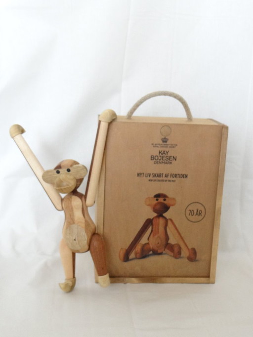 Das Weihnachtsgeschenk: Kaj Bojesens 20 cm großer Affe aus Holzresten zum 70. Jubiläum in der Originalverpackung