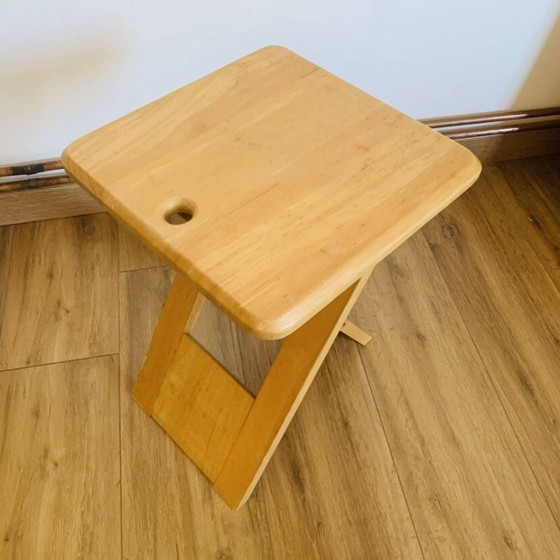 Image 1 of Taburete plegable de pino macizo de Adrian Reed.