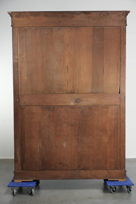 Warm antique Dutch oak bookcase from the early 20th century with elegant details – Wood (photo 3 of 9)