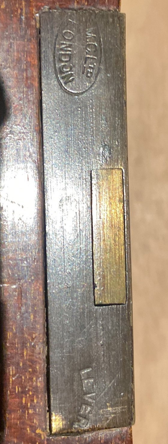 Image 1 of Preciosa cómoda, fabricada en Londres entre 1860 y 1910.