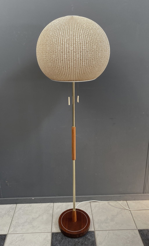 Lampadaire des années 1960 avec abat-jour en forme de globe