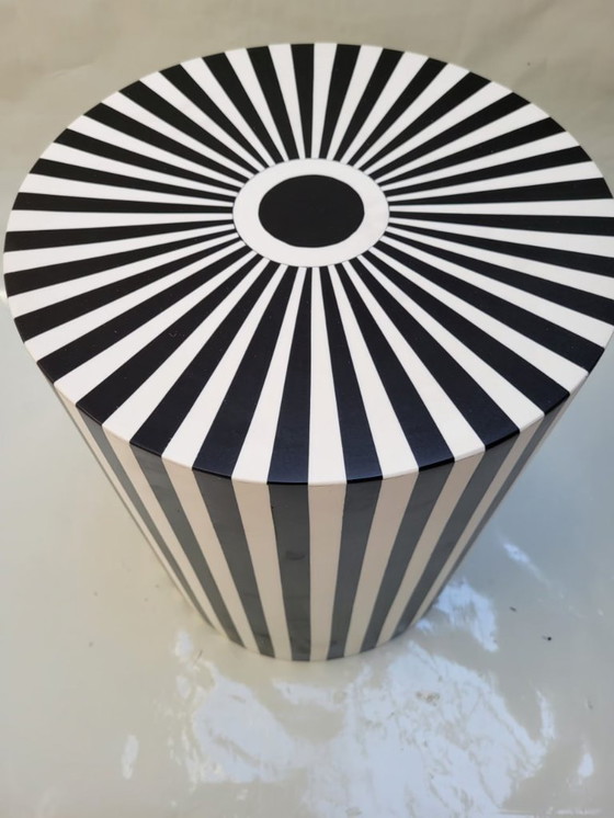 Image 1 of Tavolino in resina bianco e nero fatto a mano in Marocco – Handgemaakt in Marokko Zwart-Wit Resin Bijzettafel