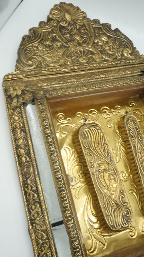 Image 1 of Niederländischer antiker, verzierter Messing-Galeriespiegel, Bürsten, Wandglas, Kupferschrank