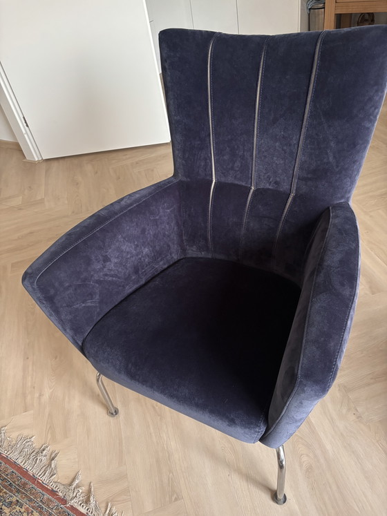 Moderne fauteuile in de kleur korenblauw fluweel,met roomkleurige lederen details in de rugleuning, met (photo 4 of 6)