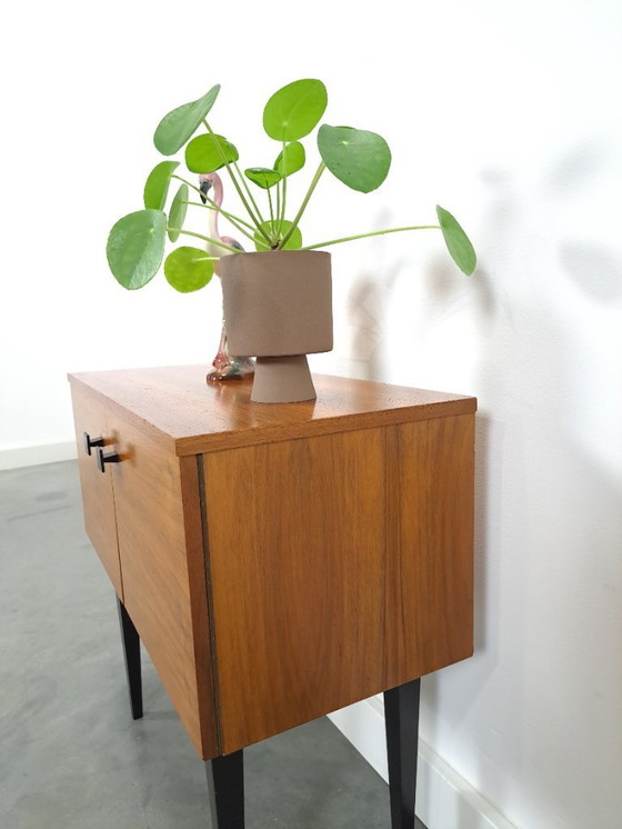 Image 1 of Klein kastje met zwarte hoge poten en 2 deuren