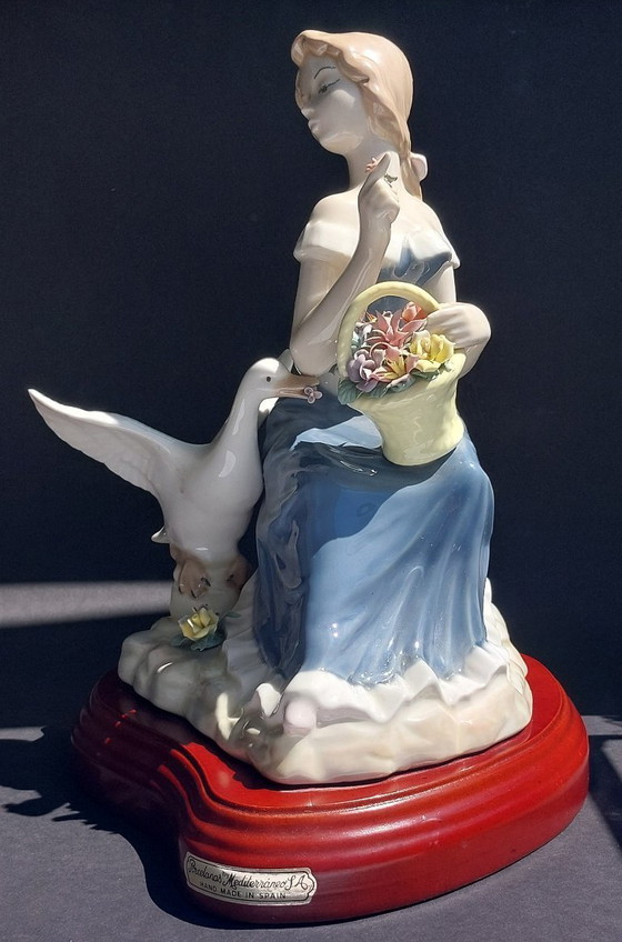 Image 1 of Large porcelain figurine: Lady with a goose and basket of flowers