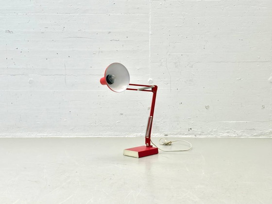 Image 1 of Rode bureaulamp uit het midden van de 20e eeuw, met verstelbare armleuningen.